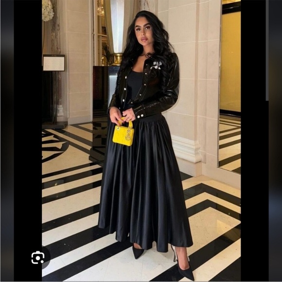 Spring 🌺 NWT ZARA CONTRAST MIDI DRESS SIZE M
🚨 My prices are firm, no discount - Picture 9 of 16